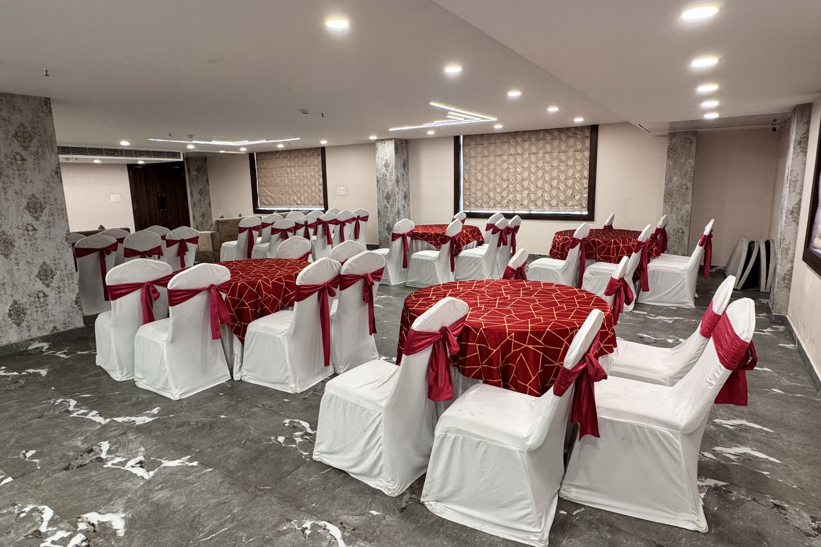 Brainstorm banquet hall with round tables