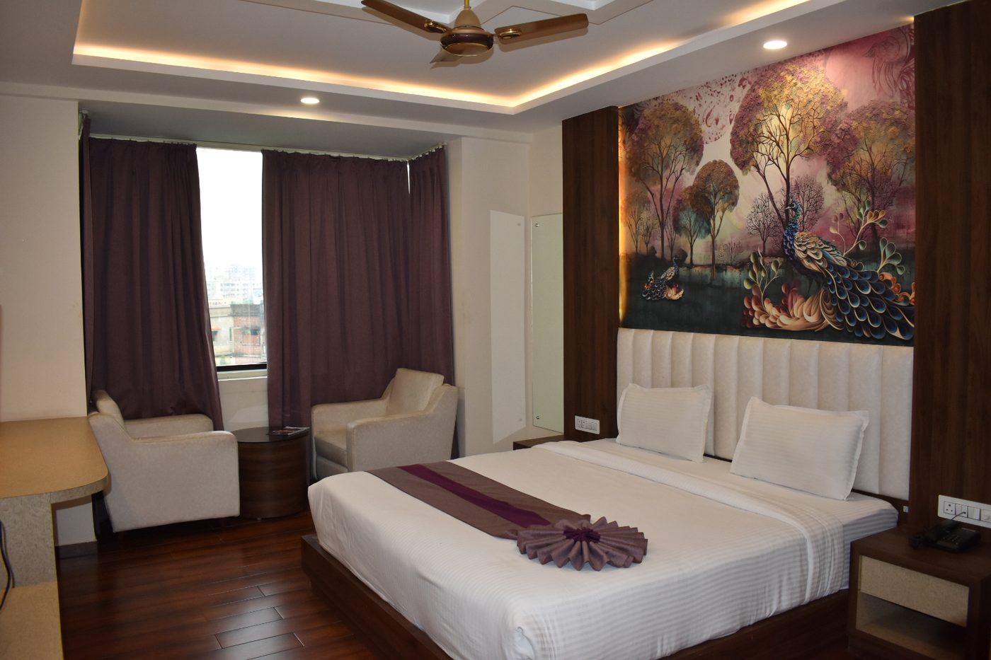 Club Executive room with king bed and armchairs