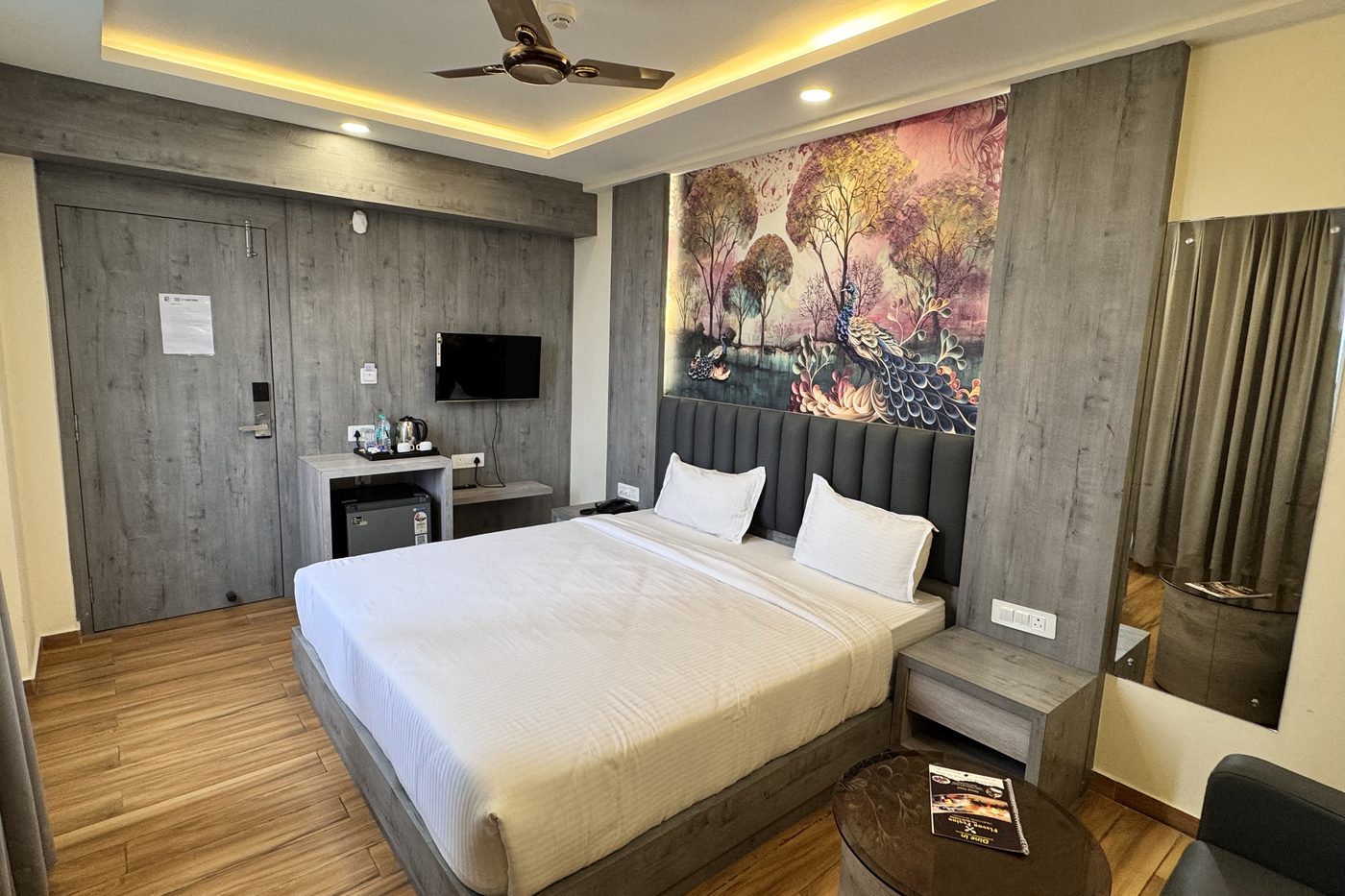 Club King room with king bed, work desk and television