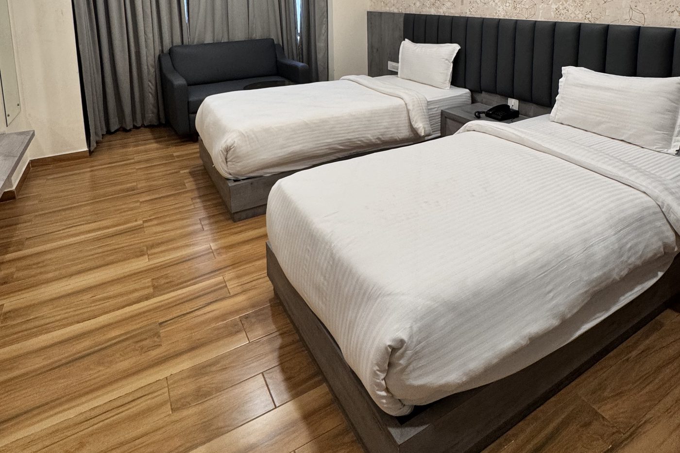 Club Twin room with two single beds and a sofa